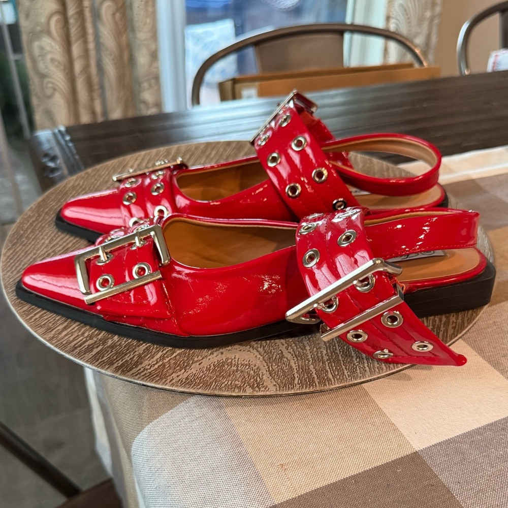 Forever Link Red Heeled Shoes with Buckle Accents New - Picture 2 of 10